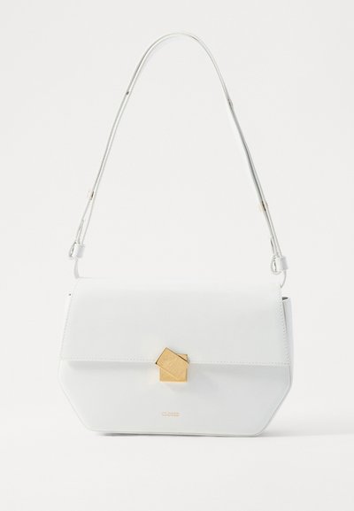 Sac à épaule en cuir blanc avec un fermoir géométrique doré, design plat et une sangle allongée. Présente des lignes épurées et une texture polie.