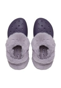 Paarse schuimslippers met zachte grijze nepbontvoering, met ventilatiegaten op de bovenkant. Het interieur heeft het Crocs-logo.