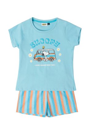 Camisa de manga corta azul claro con Snoopy y Woodstock junto a una furgoneta, combinada con pantalones cortos de rayas verticales azules y naranjas.