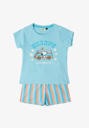 Camisa de manga corta azul claro con Snoopy y Woodstock junto a una furgoneta, combinada con pantalones cortos de rayas verticales azules y naranjas.
