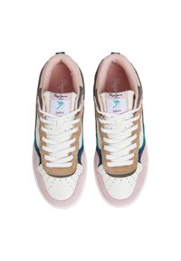 Sneakers z połączeniem białej skóry, różowego zamszu i brązowych akcentów. Teksturowane detale oraz turkusowy pasek boczny. Klasyczny wzór sznurowań.