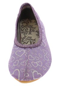 Lila Ballerina mit Herzmuster, aus weichem Stoff, mit elastischem Rand und flexibler Sohle. Das Innere verfügt über eine gemusterte Einlegesohle.