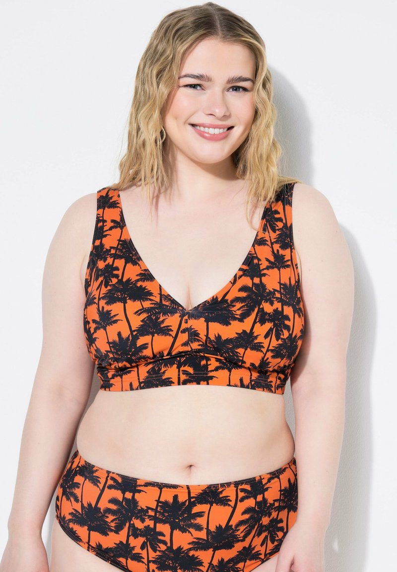Completo bikini a due pezzi con un vivace top arancione e slip con motivi di palme nere, realizzato in tessuto elasticizzato.