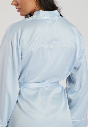 Raso satinato blu chiaro con maniche lunghe, con la scritta ricamata "Damigella" sulla schiena e una cintura coordinata in vita.