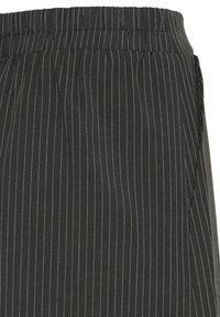 Sort stof med stribe design og en glat tekstur. Har en elastisk talje og en skræddersyet design, velegnet til både afslappet og formel brug.