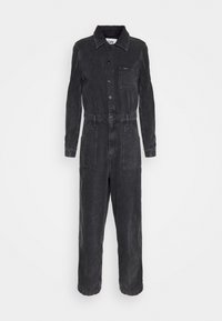 Combinaison en denim noire avec col, fermeture boutonnée à l'avant, poche poitrine unique, taille élastique et coupe à jambes larges.