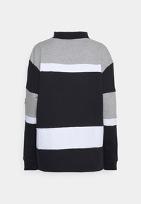 Pullover i bomullsblandning med hög krage. Randig design i svart, grått och vitt. Avslappnad passform med långa ärmar och ribbade muddar.