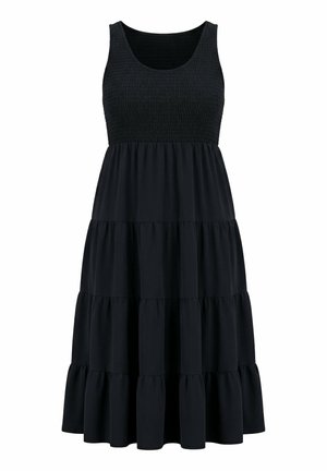 Ærmeløs sort midi-kjole med elastisk, tætsiddende krop og lagdelt, flydende nederdel, designet til afslappet eller semi-formelt brug.