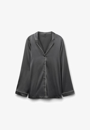 Chemise de pyjama à manches longues en satin gris foncé avec des garnitures blanches, boutonnage sur le devant et col classique. Texture lisse, coupe décontractée.