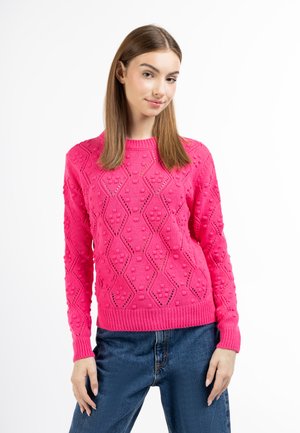 Pulover tricotat roz aprins, cu un model texturat în formă de diamant, cu manșete și tiv din tricot elastic. Purtați cu blugi din denim albastri, cu o croială relaxată.