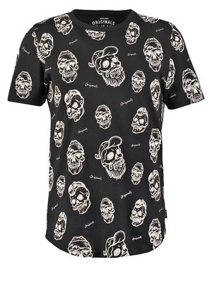 T-shirt noir avec un imprimé répétitif de crânes stylisés en blanc, arborant différents chapeaux et expressions. Tissu en coton doux, col rond.