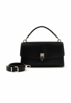 Schwarze Guess-Handtasche aus Leder mit Tragegriff oben, silberner Hardware, dreieckigem Logoverschluss und einem abnehmbaren, verstellbaren Schultergurt daneben.