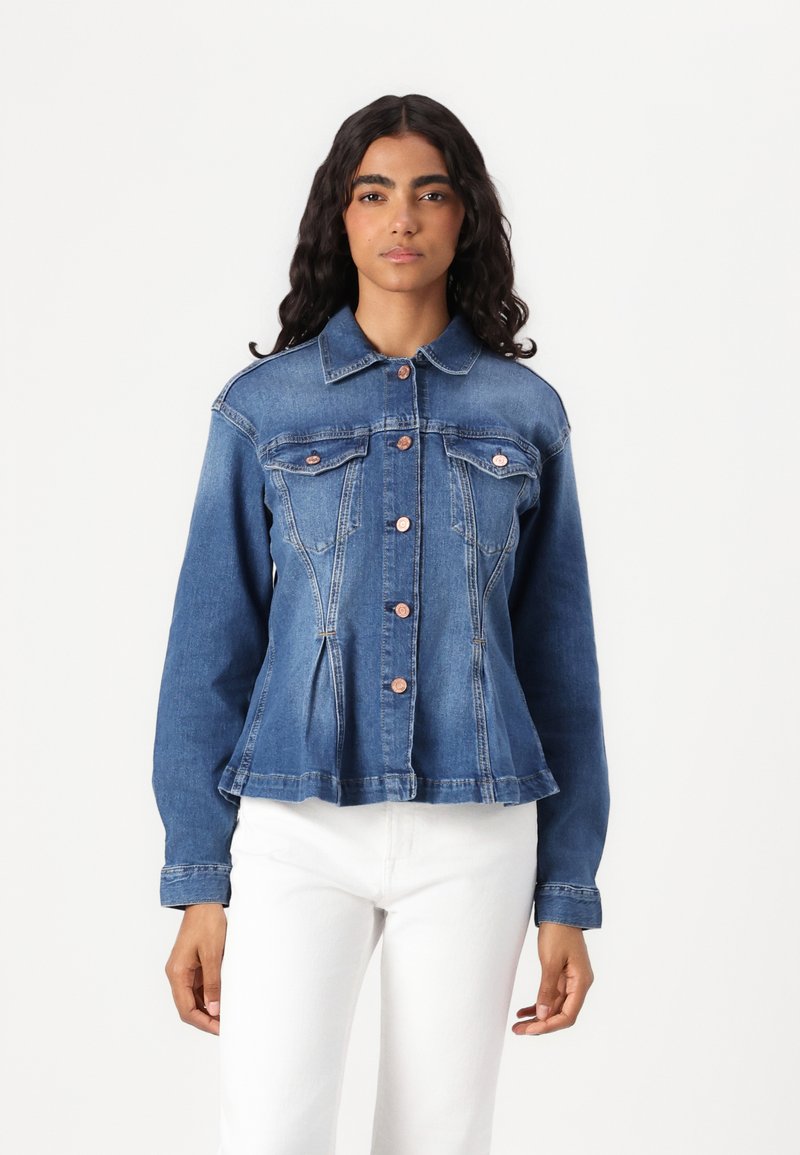 Denimjakke har en figursydd design, lys blå farge, to brystlommer og kopperfargede knapper med peplumkant.