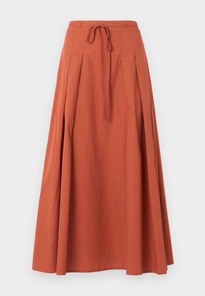 Jupe midi trapèze orange rouille avec des plis à l'avant et une fermeture à nouer à la taille.