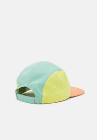 Baseballcaps med en mintgrønn kropp, gule sidepaneler og en oransje skjerm. Laget av stoff, med seks paneler og snapback-lukking.