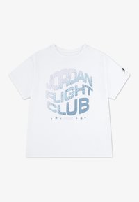 Camiseta de algodón blanca con la frase "JORDAN FLIGHT CLUB" en gráficos azules y azul claro, y un pequeño logo de Jordan en la manga izquierda.