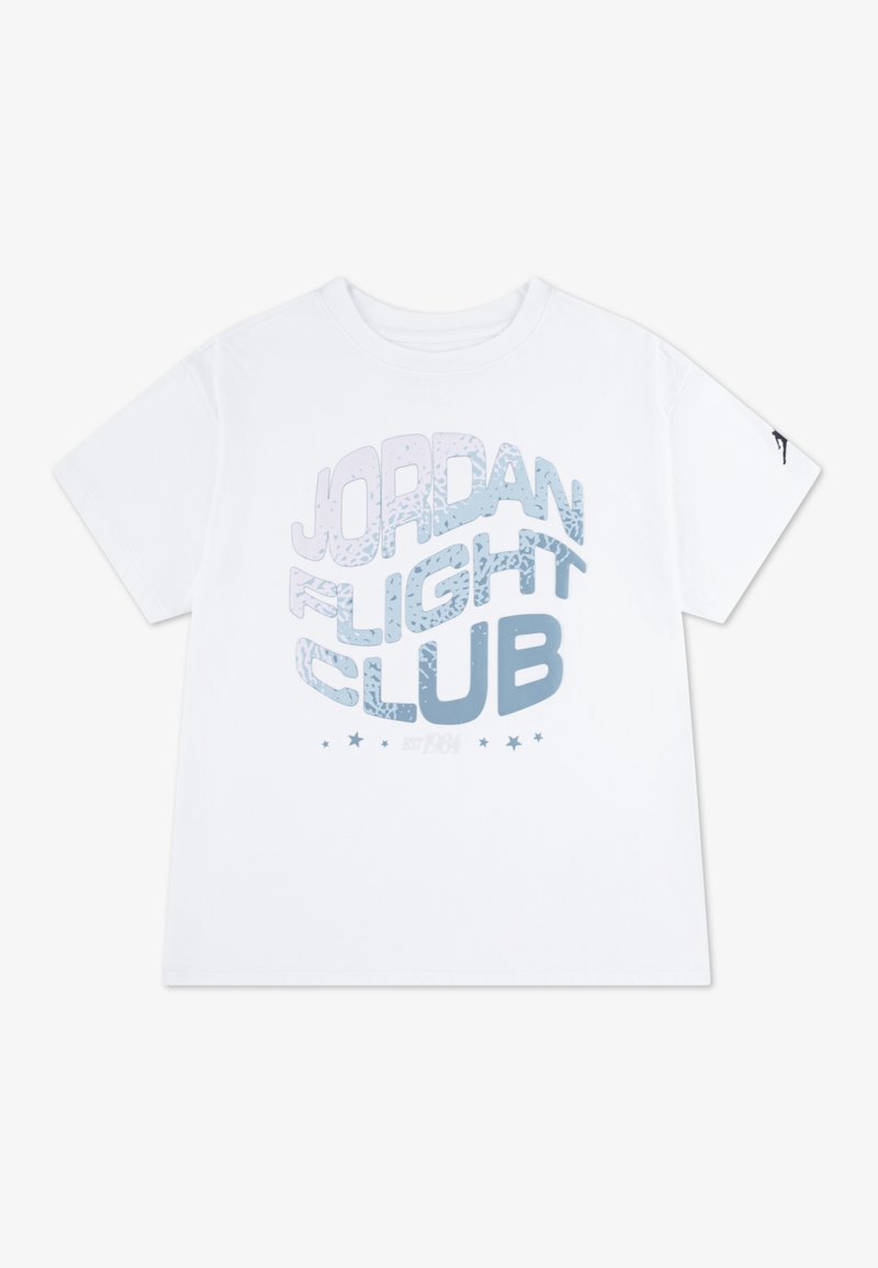 Camiseta de algodón blanca con la frase "JORDAN FLIGHT CLUB" en gráficos azules y azul claro, y un pequeño logo de Jordan en la manga izquierda.