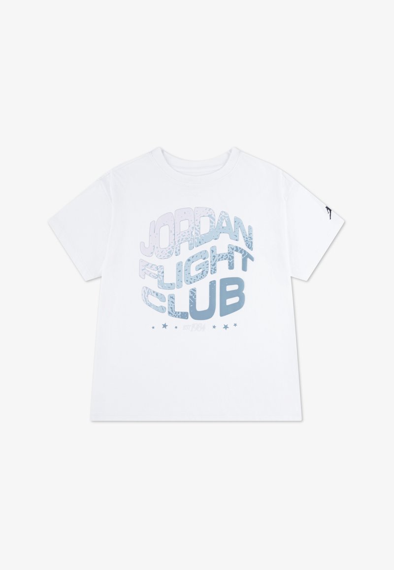 Camiseta de algodón blanca con la frase "JORDAN FLIGHT CLUB" en gráficos azules y azul claro, y un pequeño logo de Jordan en la manga izquierda.