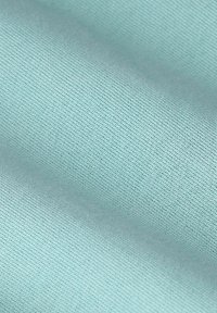 Tissu bleu clair avec une texture lisse et un motif de tissage subtil, affichant une couleur uniforme sur toute la surface.