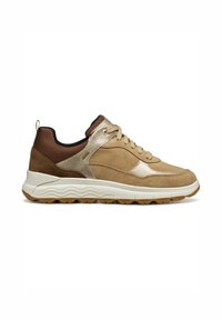 Sneaker con una parte superiore in suede color beige, dettagli metallici dorati e tacco marrone, caratterizzati da un design testurizzato e una suola bianca spessa.