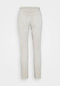 Jean gris clair coupe slim avec taille mi-haute, design à cinq poches, et détails de couture subtils sur les poches arrière.