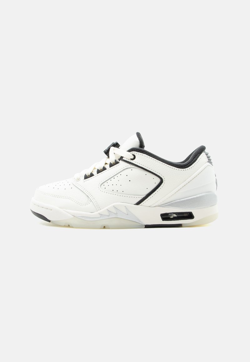 Λευκό και μαύρο αθλητικό παπούτσι χαμηλού τύπου με οπές, επένδυση στον γύρο του αστραγάλου, δέσιμο με κορδόνια και ορατή αερόσολα στη μεσαία σόλα σε λευκό φόντο.