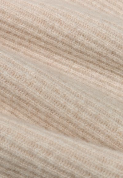 Beiger gerippter Strickstoff mit weicher Textur, der abwechselnd helle und dunkle Fäden aufweist und so subtile Tiefe und Dimension verleiht.