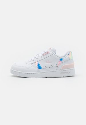 Białe sneakersy z gładkim skórzanym wierzchem, niebieskimi i różowymi akcentami, perforowanymi detalami dla lepszej wentylacji oraz grubą gumową podeszwą.