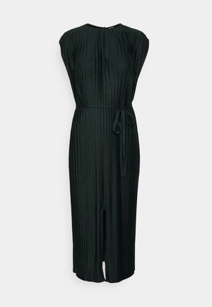 Mouwloze donkergroene midi-jurk met verticale plooien, ronde hals, tailleceintuur en een split aan de voorkant op een effen achtergrond.