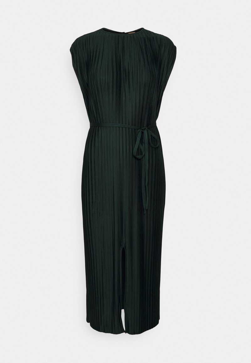 Robe midi vert foncé sans manches avec plis verticaux, encolure ronde, ceinture à nouer à la taille et fente devant sur fond uni.