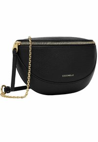 Borsa a tracolla in pelle nera con forma arrotondata, zip dorata, tracolla a catena e nome del marchio impresso sulla parte anteriore.