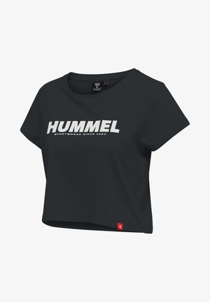 Czarny krótki t-shirt wykonany z bawełny z okrągłym dekoltem. Posiada wyrazisty biały logo "HUMMEL" oraz małą czerwoną metkę na brzegu.