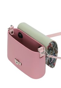 Piccola borsa a tracolla rettangolare con corpo rosa pastello, patta arrotondata verde chiaro e pannello laterale a motivo floreale, aperta con la tracolla attaccata.