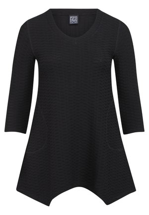 Mustmust, milledekaelus, kolmeveerandilise varrukaga ja tekstuurse kangaga, millel on geomeetriline muster. Kergelt laienev vorm küljetaskutega.