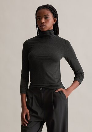 Schwarzer Rollkragenpullover mit langen Ärmeln, gefertigt aus einem schimmernden Stoff. Verfügt über ein figurbetontes Design und eine subtile Textur. Kombiniert mit schwarzen Hosen.