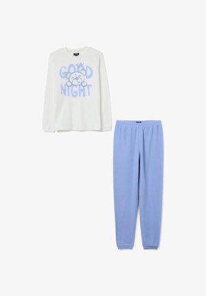 Witte pyjama top met lange mouwen, voorzien van blauwe tekst "GOED NACHT" en een beer grafiek, gecombineerd met lichtblauwe broek met elastische taille. Zachte stof.