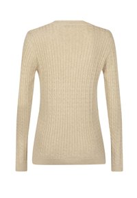 Beige langetermijnsweater met kabelbreipatroon en ribgebreide manchetten en zoom, gezien vanuit de achterkant op een witte achtergrond.