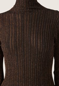 Svart och brons randig polokrage tröja med en texturerad design och vertikala ränder, som skapar en glänsande effekt.