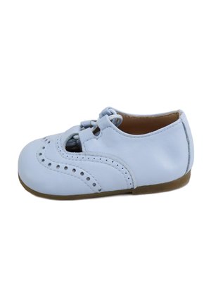 Zapato de bebé de cuero azul claro con perforaciones decorativas, cierre con cordones en la parte delantera y suela marrón, mostrado de perfil.