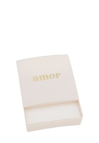 Rektangulär smyckeslåda med en mjuk rosa utsida, med ordet "amor" i guld. Locket är något böjt och insidan är klädd.