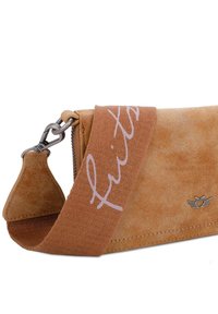 Clutch bag in suede beige con superficie testurizzata, dotata di una tracolla removibile con la stampa "frutti" in rosa e dettagli in metallo.