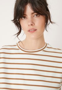 s.Oliver MIT STREIFEN - T-Shirt print - sandstein