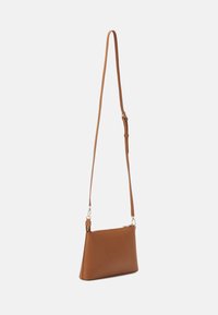 Borsa a tracolla in ecopelle marrone con chiusura a zip, forma rettangolare slim, tracolla regolabile e design minimalista.