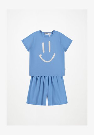 Mėlynas trumpas rankovėmis marškinėliai su baltu šypsenėle grafinė ant balto fono, derinami su atitinkamais mėlynais surinktais šortais.