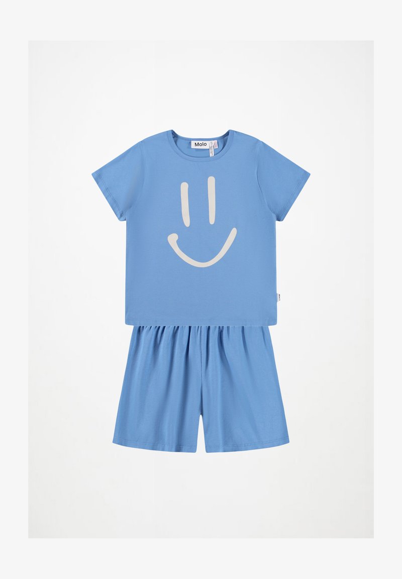 Modrá tričko s krátkym rukávom a bielym grafickým motívom usmievajúcej sa tváre, skombinované s vyhovujúcimi modrými zbieranými šortkami na bielom pozadí.