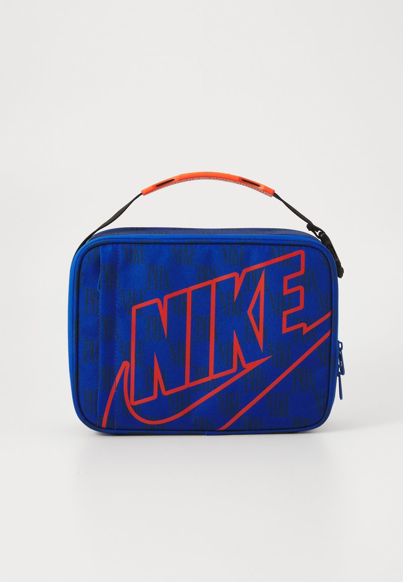 Lunch box rettangolare blu della Nike con grande logo rosso, motivo nero e tracolla nera con manico arancione sopra su sfondo bianco.