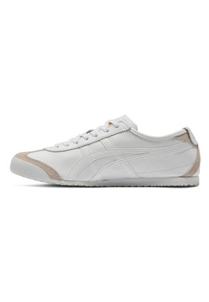 Baskets basses en cuir blanc avec détails en daim beige sur l'avant et le talon, fermeture à lacets et semelle texturée.