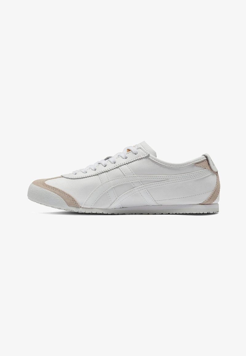 Baskets basses en cuir blanc avec détails en daim beige sur l'avant et le talon, fermeture à lacets et semelle texturée.