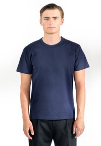 Mörkblå bomulls t-shirt med kort ärm och rund halsringning. Slät textur, inga mönster eller detaljer, figursydd silhuett.