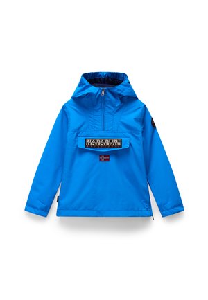 Veste polaire imperméable bleu vif avec une grande poche avant, col zippé demi-long et capuche ajustable. Comprend des détails de marque et un drapeau.
